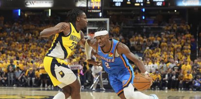 Gilgeous-Alexander, de los Thunder, avanza frente a un rival