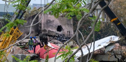 Operarios trabajan para quitar los restos del avión siniestrado