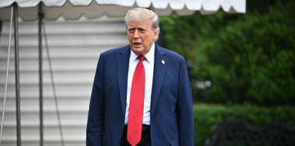 Trump saliendo de la Casa Blanca/ Mandel Ngan