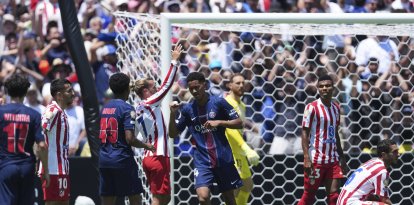 Senny Mayulu, del Paris Saint-Germain, celebra tras marcar el tercer gol de su equipo durante el partido de fútbol del grupo B del Mundial de Clubes entre el PSG y el Atlético de Madrid en Pasadena, California, el domingo 15 de junio de 2025.