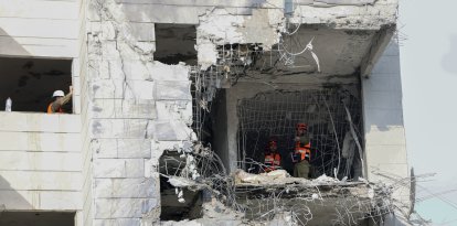 Cuerpos de seguridad verifican los daños causados en Israel por los misiles iraníes