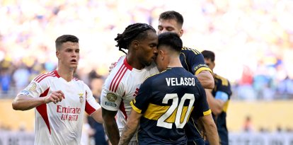 Alan Velasco, de Boca, se enfranta al jugador de Benfica Renato Sanches
