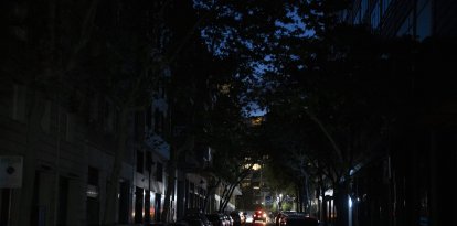 Una calle de Barcelona (España) sin luz el día del apagón.
