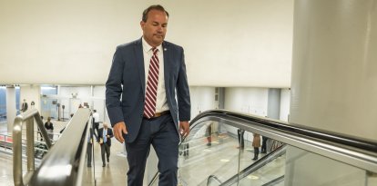 El senador republicano Mike Lee sube las escaleras mecánicas hasta el hemiciclo del Senado para votar en el edificio del Capitolio de Estados Unidos en Washington, DC, el miércoles 5 de enero de 2022
