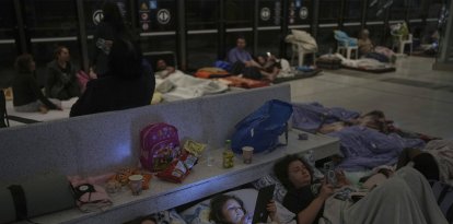 Israelíes se refugian de los ataques iraníes en una estación del metro cerca de Tel Aviv
