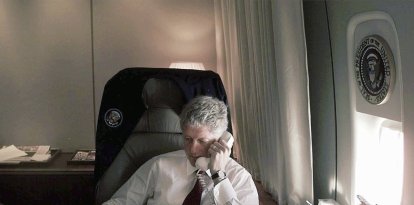 El entonces presidente Bill Clinton habla por teléfono desde la oficina del Air Force One