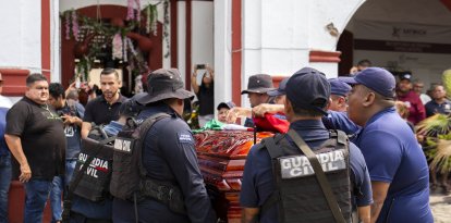 La policía nacional de México lleva un féretro sobre hombros (Archivo)