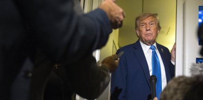 Trump habla con reporteros desde el Air Force One