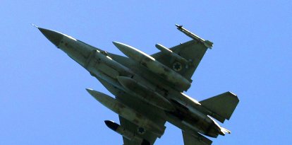 Un avión de combate de la Fuerza Aérea israelí en pleno vuelo de ejercicio militar