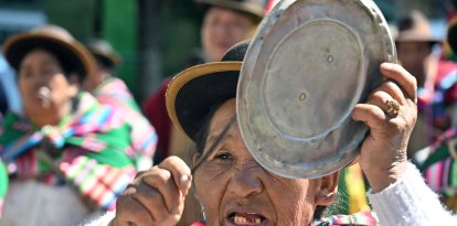 Mujeres bolivianas en una marcha para exigir al gobierno de Luis Arce que de solución a los problemas del país