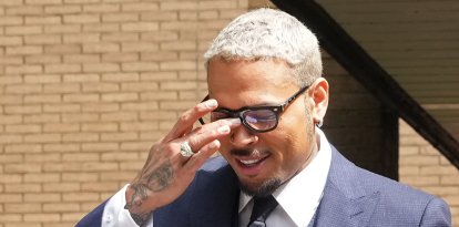 Chris Brown, a su salida de un tribunal del Reino Unido