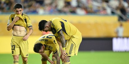Los jugadores de Boca Juniors se lamentan tras el gol de Olise
