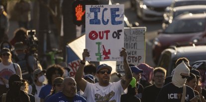 Fanáticos de los Dodgers protestan contra el ICE en los alrededores del Dodger Stadium