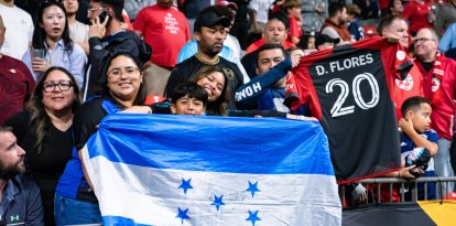 Aficionados hondureños sostienen la bandera de Honduras