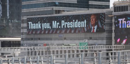 Una pancarta con una imagen del presidente estadounidense, Donald Trump, acompañada de un mensaje, se muestra en Tel Aviv el 22 de junio