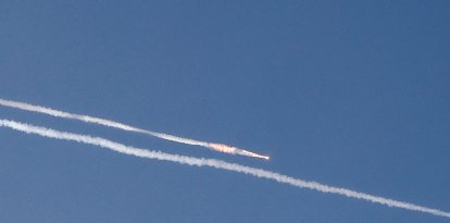 Se observan estelas de cohetes en el cielo sobre la ciudad costera israelí de Netanya