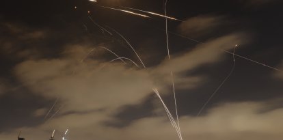 Sistemas de defensa aérea israelíes interceptan misiles iraníes sobre la ciudad israelí de Tel Aviv a primera hora del 15 de junio de 2025. En Jerusalén y Tel Aviv sonaron sirenas antiaéreas y estampidos a primera hora del 15 de junio, según periodistas de la AFP, mientras Israel e Irán intercambiaban disparos por tercer día consecutivo.