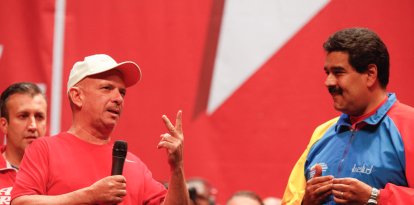 Hugo 'El Pollo' Carvajal y Nicolás Maduro en un acto de campaña