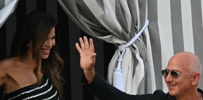 Lauren Sanchez y el fundador de Amazon, Jeff Bezos, llegando a Venecia para casarse
