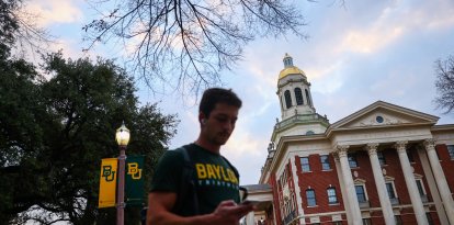 Un estudiante camina por el campus de la Universidad de Baylor en Waco, Texas.