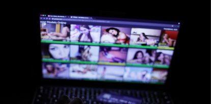 Una laptop mostrando porno en su pantalla