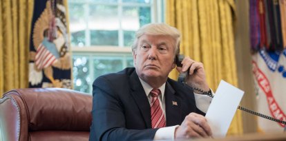 Donald Trump al teléfono en el Despacho Oval