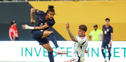 29 de junio de 2025: El delantero de Estados Unidos Damion Downs (9) patea el balón durante un partido de fútbol de cuartos de final de la Copa Oro de la CONCACAF entre Estados Unidos y Costa Rica en el US Bank Stadium en Minneapolis, MN. Steven García-CSM.
