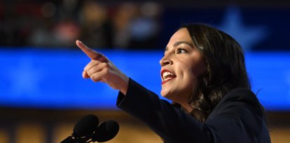 La representante Alexandria Ocasio-Cortez (D-NY) habla en una convención de su partido