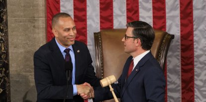 El líder de la minoría de la Cámara de Representantes de los Estados Unidos, Hakeem Jeffries (demócrata de Nueva York), entrega el mazo de presidente de la Cámara al presidente de la Cámara de Representantes de los EE.UU., Mike Johnson (republicano de Luisiana)