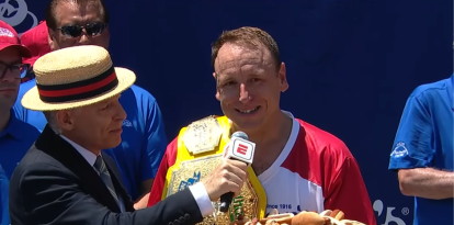 JOEY CHESTNUT gana el concurso de hot dogs de 2025