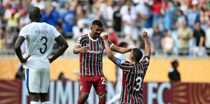 Thiago Silva se lanza al piso y recibe el abrazo de su compañero, Juan Pablo Freytes