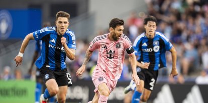 Leo Messi avanza con la pelota frente al CF Montreal