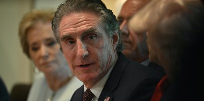 Burgum en una reunión de gabinete/ Jim Watson