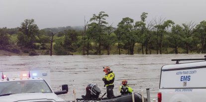Miembros del Grupo Operativo 1 despliegan embarcaciones a lo largo del río Guadalupe tras una destructiva inundación en Kerrville el viernes 4 de julio de 2025.