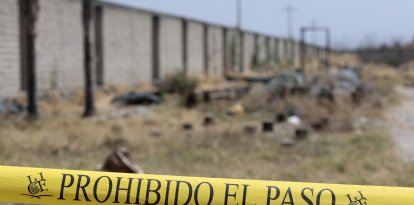 Vista del cordón policial en el "Rancho Izaguirre" tras la entrada de efectivos