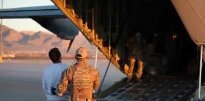 El Servicio de Inmigración y Control de Aduanas de EE.UU., en coordinación con el Servicio de Aduanas y Protección de Fronteras de EE.UU., ayuda en la deportación de extranjeros ilegales en el aeródromo del Ejército de Biggs, Fort Bliss, Texas, 8 de febrero de 2025.