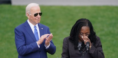 La confirmada jueza asociada del Tribunal Supremo Ketanji Brown Jackson se seca una lágrima mientras habla para celebrar su confirmación en el Jardín Sur de la Casa Blanca en Washington, DC, el viernes 8 de abril de 2022.