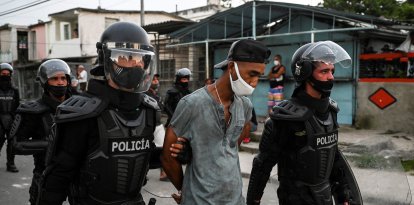Un hombre es arrestado por las fuerzas del régimen durante las protestas de julio de 2021