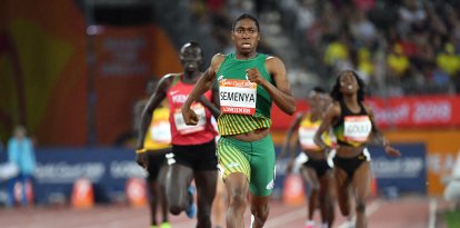 La sudafricana Caster Semenya compite en la final de 800 metros femeninos de atletismo durante los Juegos de la Commonwealth de Gold Coast 2018 en el estadio de Carrara, en Gold Coast, el 13 de abril de 2018.