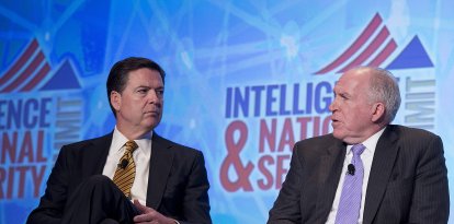 El director del Buró Federal de Investigaciones (FBI), James Comey (i), y el director de la Agencia Central de Inteligencia (CIA), John Brennan, hablan en la Cumbre de Inteligencia y Seguridad Nacional 2016 en Washington, DC, el 8 de septiembre de 2016.