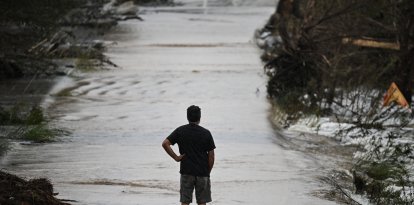 Un hombre observa una zona inundada en Texas