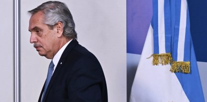 El expresidente argentino Alberto Fernández llegando a una conferencia de prensa
