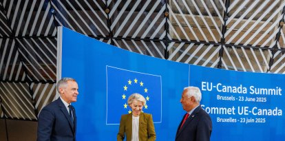 El primer ministro de Canadá, Mark Carney (izq.), la presidenta de la Comisión Europea, Ursula von der Leyen, y el presidente del Consejo Europeo, Antonio Costa, reaccionan durante la 20ª cumbre UE-Canadá en Bruselas, el 23 de junio de 2025.