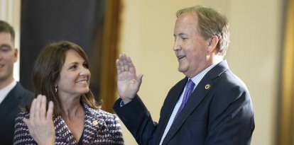 El Fiscal General de Texas jura su cargo mientras su esposa le observa