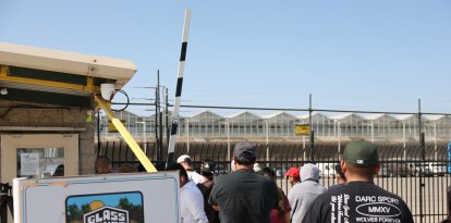 Familiares de los detenidos en la redada de inmigración en Glass House Farms