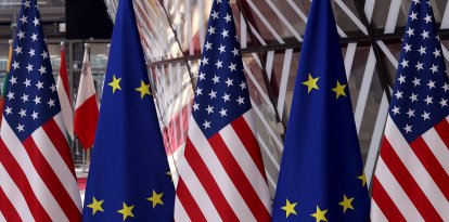 Imagen de archivo de las banderas de EEUU y La Unión Europea