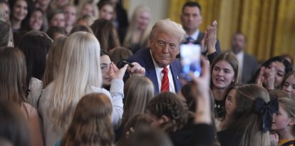 El presidente Donald Trump firma la orden ejecutiva que evita que hombres biológicos jueguen en deportes femeninos