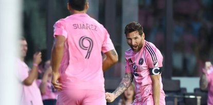 El delantero del Inter Miami Lionel Messi (10) celebra su gol en la primera mitad durante el partido entre el Nashville SC y el Inter Miami CF