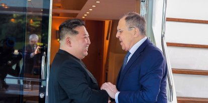 Esta foto tomada el 12 de julio de 2025 y difundida por la Agencia Central de Noticias de Corea del Norte (KCNA) oficial el 13 de julio de 2025 muestra al líder norcoreano Kim Jong Un reunido con el ministro de Exteriores ruso Sergei Lavrov en Wonsan, Corea del Norte.