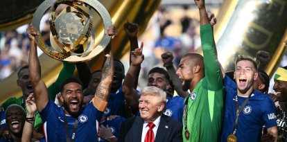 El capitán del Chelsea, Reece James, alza el trofeo junto a sus compañeros y Donald Trump